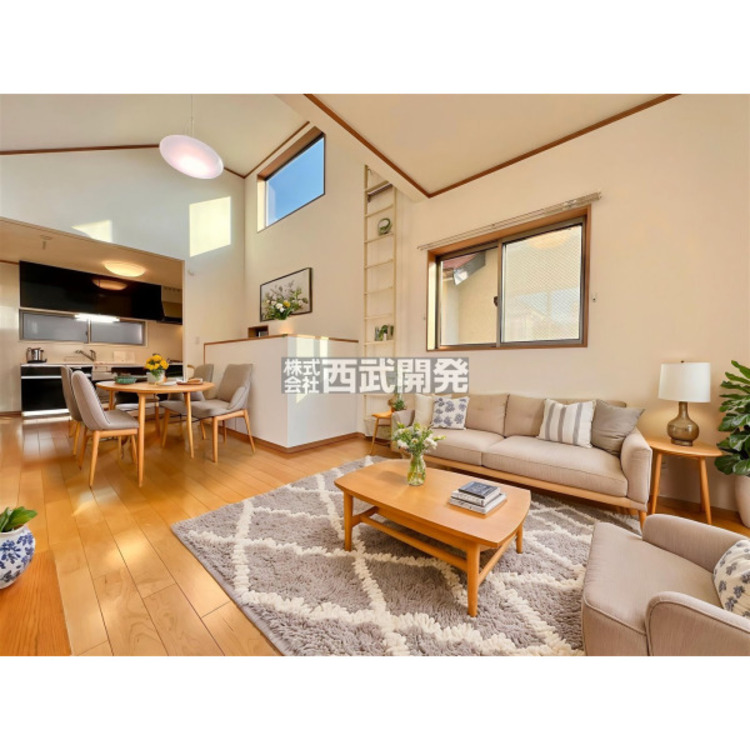 居間 【配置してある家具や小物はCGによるイメージです】