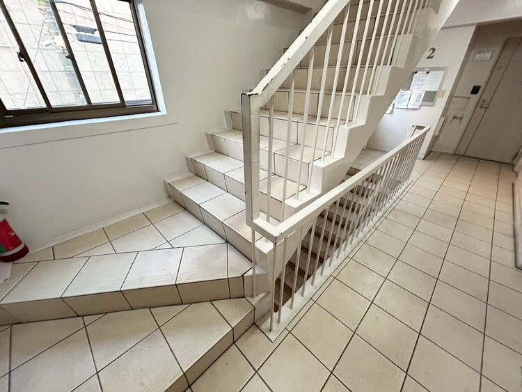 その他 共用部の階段です。明るく清潔に管理されています。