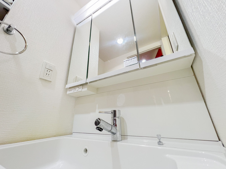 その他 清潔感を感じられる洗面化粧台。