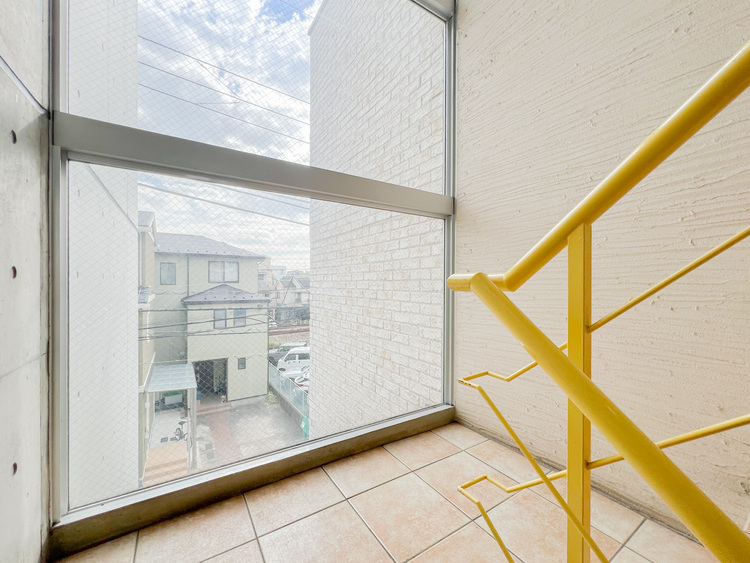 その他 共用部の階段です。明るく清潔に管理されています。