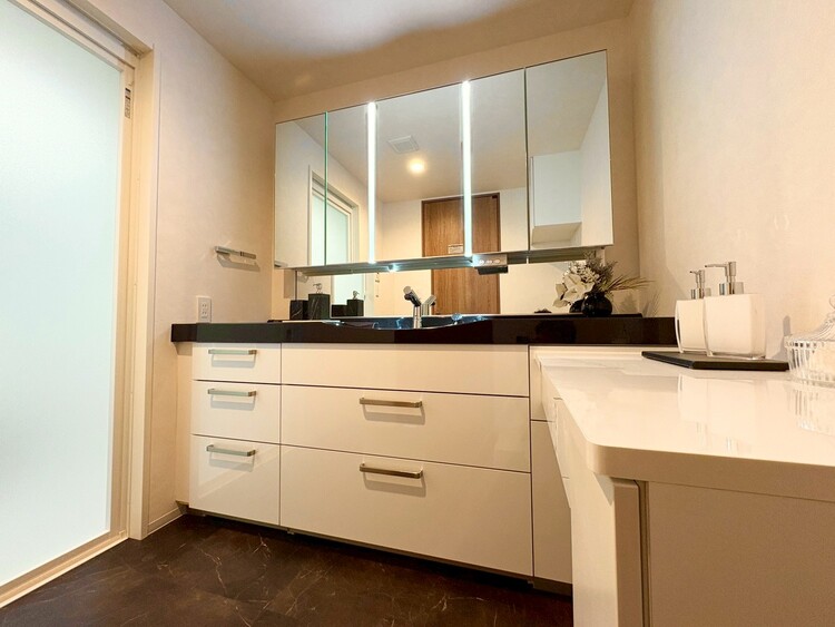 その他 清潔感を感じられる洗面化粧台。