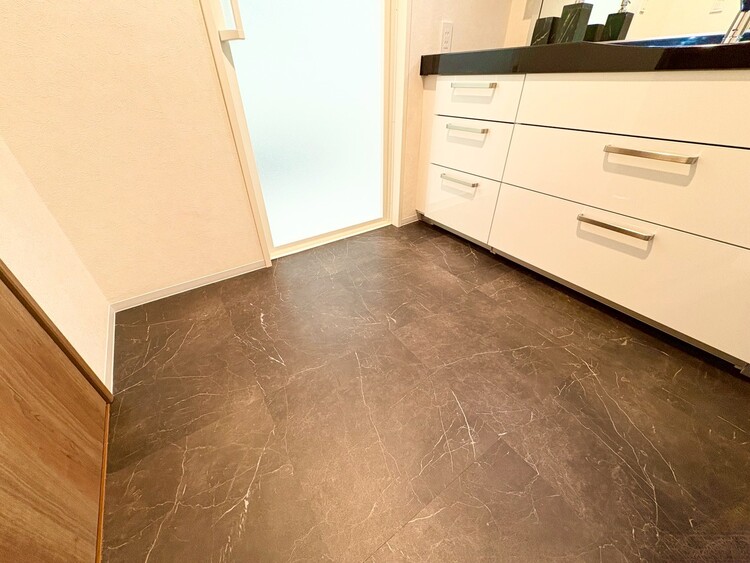 その他 十分な広さの脱衣所。