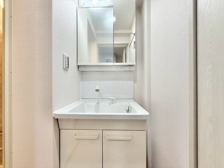 その他 清潔感を感じられる洗面化粧台。