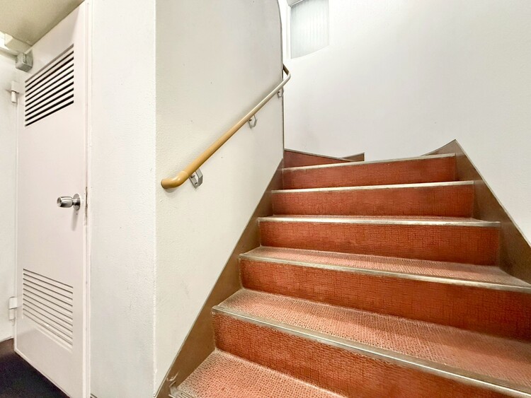 その他 共用部の階段です。明るく清潔に管理されています。
