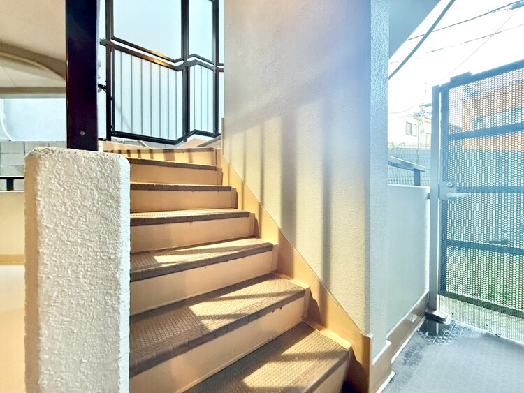 その他 共用部の階段です。明るく清潔に管理されています。