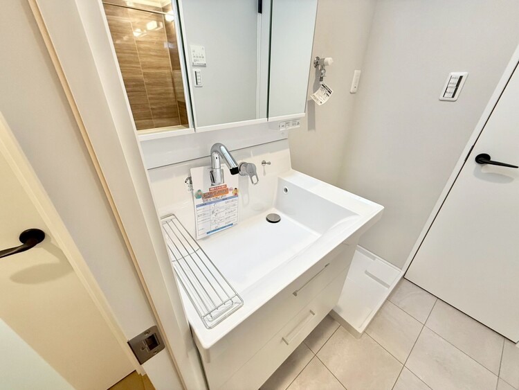 その他 清潔感を感じられる洗面化粧台。