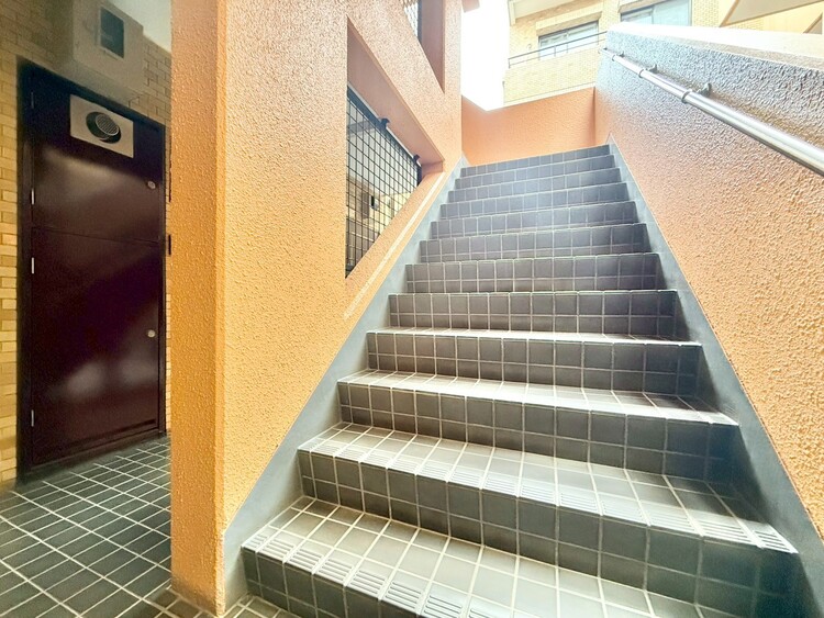 その他 共用部の階段です。明るく清潔に管理されています。