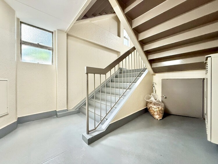 その他 共用部の階段です。明るく清潔に管理されています。