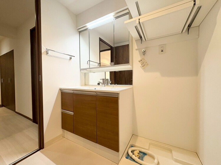 その他 清潔感を感じられる洗面化粧台。