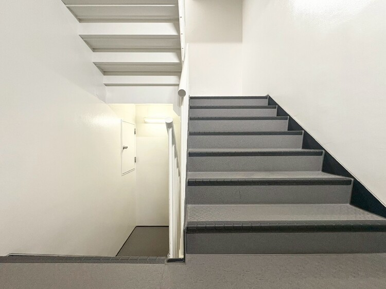 その他 共用部の階段です。明るく清潔に管理されています。