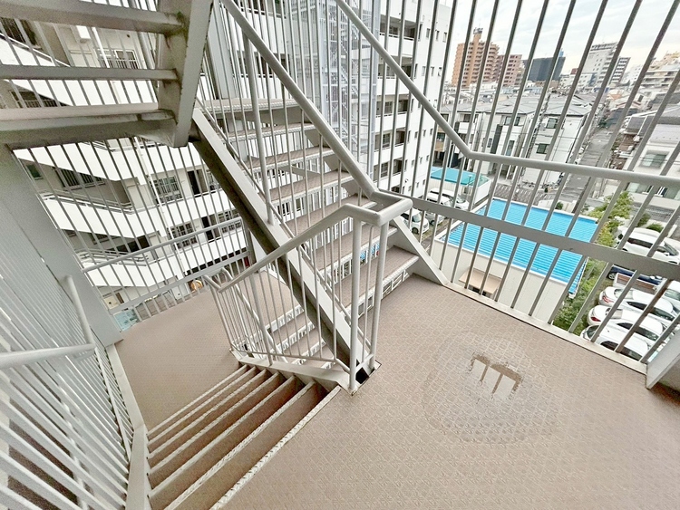 その他 共用部の階段です。明るく清潔に管理されています。