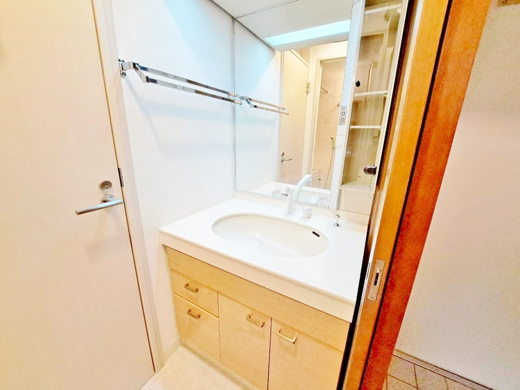 その他 清潔感を感じられる洗面化粧台。