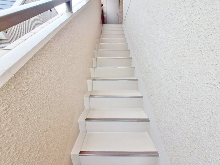 その他 共用部の階段です。明るく清潔に管理されています。