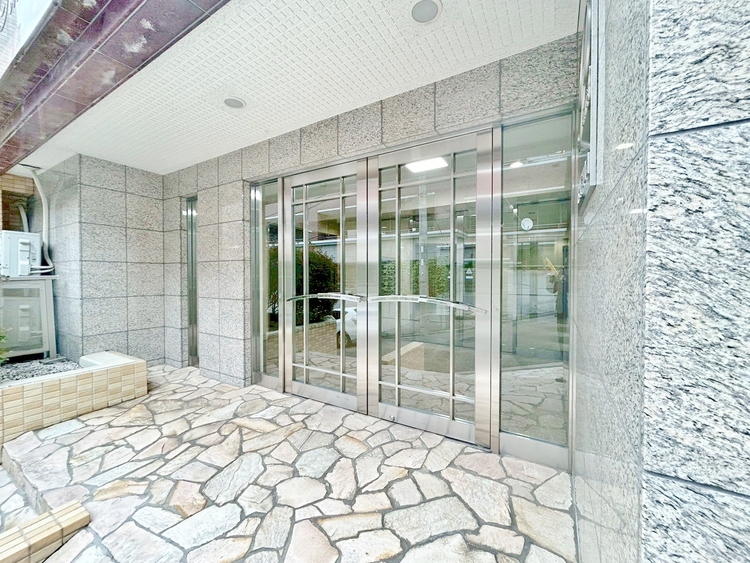 その他 上質感漂う玄関アプローチです。