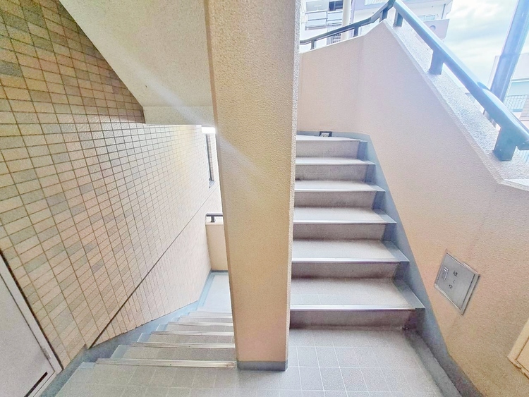 その他 共用部の階段です。明るく清潔に管理されています。