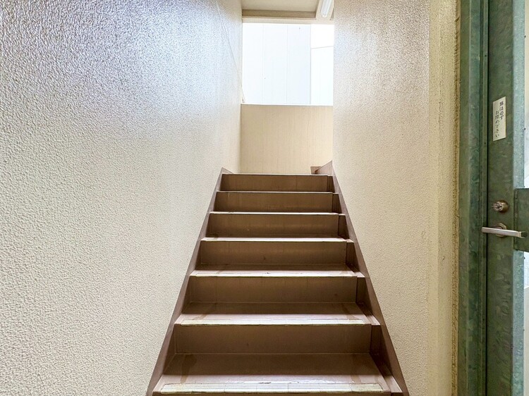 その他 共用部の階段です。明るく清潔に管理されています。