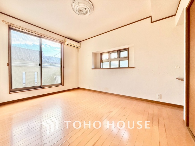 内装 【木漏れ日】の様な採光が優しく足元を照らし、心地いい暮らしの道しるべを写し出す。この空間で過ごす家族との語らいの時間がとても素敵で幸せを感じるかもしれない。