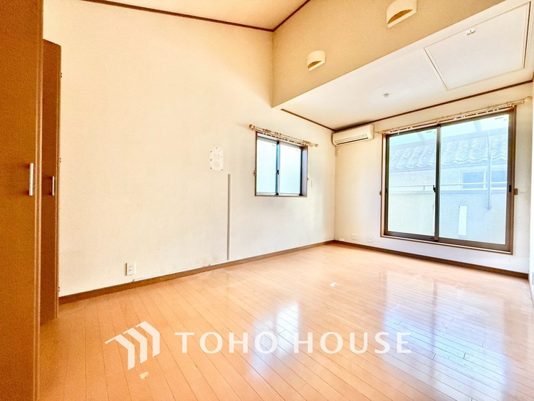 内装 【季節外れのホームホリディ】喧噪から離れ広々したリビングでゆったりと過ごす。そんな寛いだ休日もあっていい。だって『何もしない時を楽しむ』そんな贅沢な時間を愛する家族と堪能できるのだから。