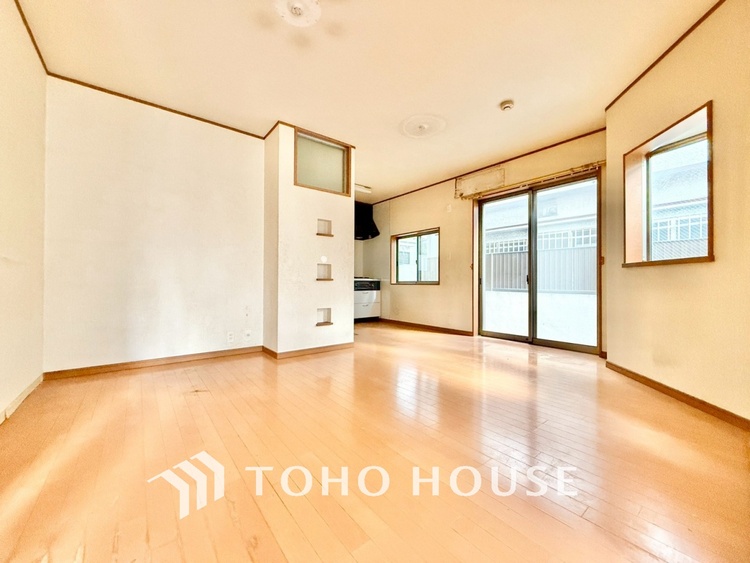 内装 【リビングルーム】天井に埋められた連続する眩い光−ダウンライト。それはまるでフライト航路のアプローチライトのように優美でロマン溢れるポジショニング。