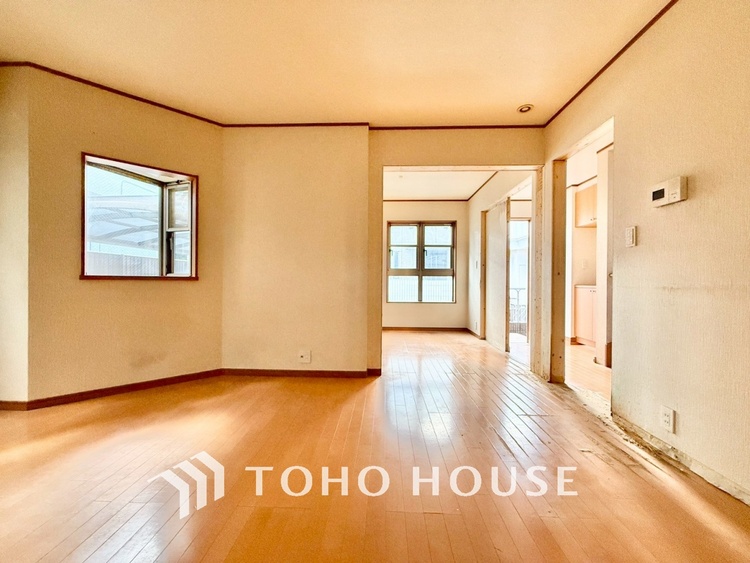 内装 【Kitchen】一歩一歩踏みしめる喜びを。光り眩い羨望のリビングへ。一歩一歩を踏みしめて家族の集う幸せの場所へ。すべてがクライマックスのマイベストホーム。