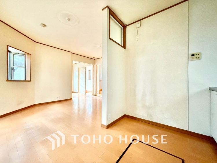 内装 【愛する人達】との幸せな時間をここで楽しむ。耐震性、デザイン、そして対面キッチンを備えたユーティリティー。何も妥協しないライフスタイル。愛する家族を大切にする人達が住まう家。