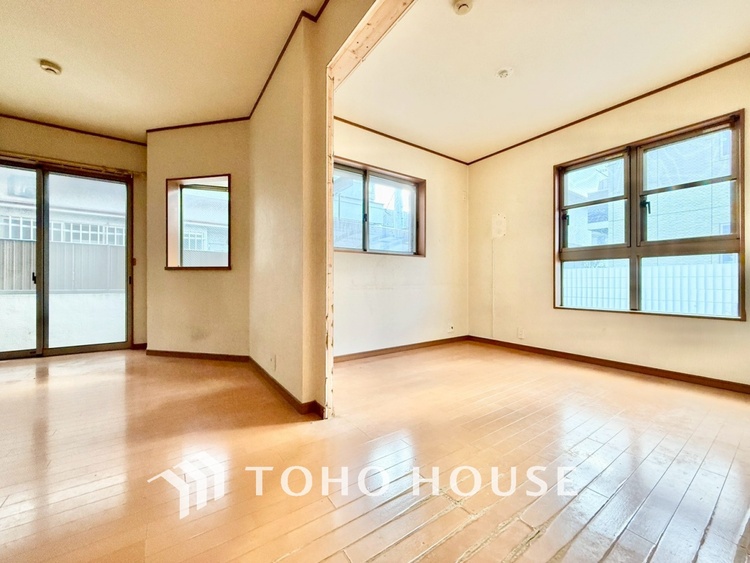 内装 【スペシャルシーン】デイリーシーンからスペシャルシーンまで様々なシーンで使用出来る、フレキシブルで飽きのこないこの空間。僕の頭の中では大好きなソファとダイニングテーブルと家族の笑顔が広がっていた