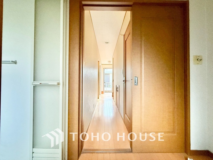 内装 【色彩】この空間に放たれた光は華美なまでに演出されたデザイン。流れる時をより芳醇なコーヒーの様な色彩奏でるアダージョ。そして情景豊かな作品のような暮らしがイメージできる。