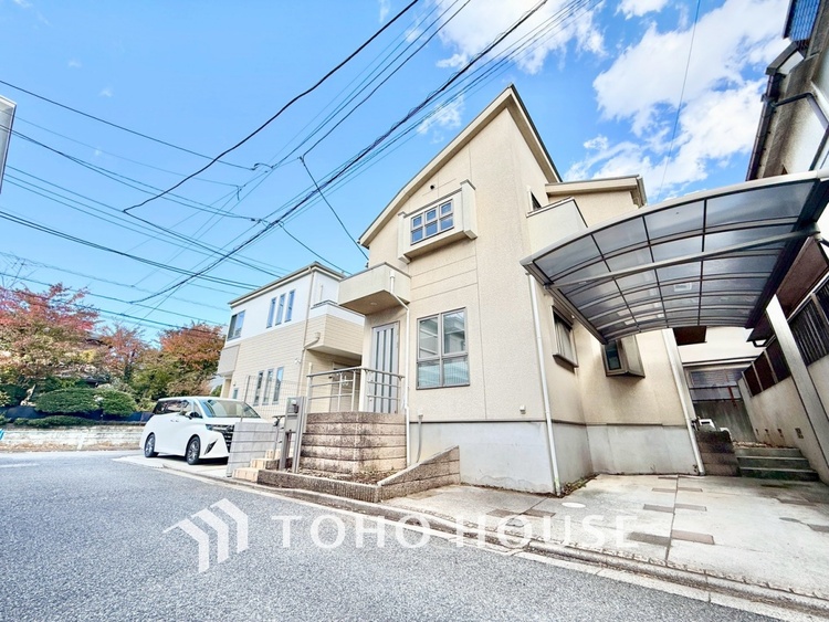 外観 窓を開けベランダに出ると当所なく広がる街と空のスクリーン。風が凪ぎ一時停止する目の前の画面の中、僕は一体何を考えていたのだろう。牧歌な街並みが僕を穏やかにさせてくれる。