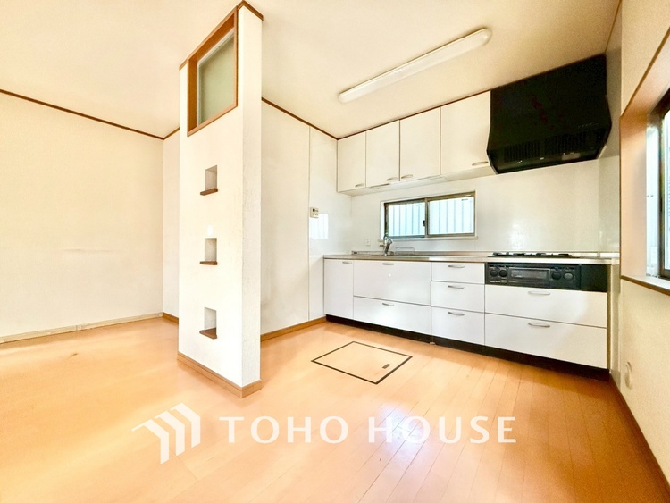 キッチン 【居心地のいい暮らし】には欠かせない眩い採光。ゆったりとした幅の窓からこの空間に降り注ぐ採光が絶えない。明るいリビングこそ居心地のいい暮らしが待っているのだと思う。