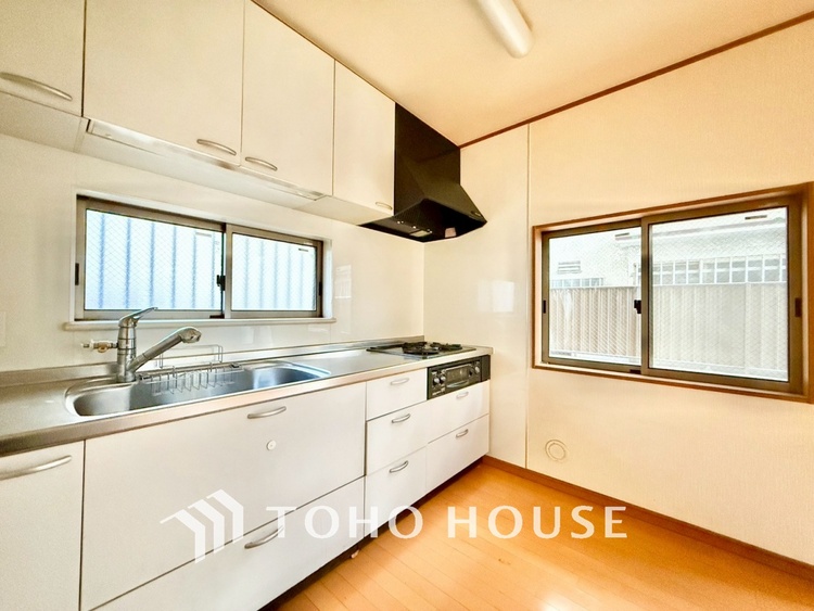 キッチン 【癒しの空間】室内構成に拘り採光とセンスを散りばめた空間。それは『柔らかさ』に似た素敵な居場所。そこに暮らす人のことを考えつくり出したものは『癒し』という心地よい居場所なんだと思う。