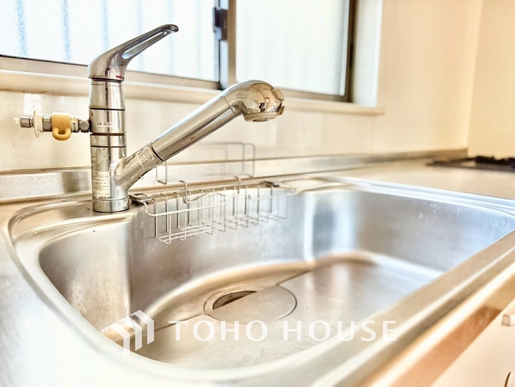 キッチン 【豪華絢爛】事も無げに美しく、伝えるには筆舌に尽くし難い。豪華絢爛や華美と言う事ではなく、住まう者にとって暮らし易く心地がいいと言う美しさがこの住まいには込められている。