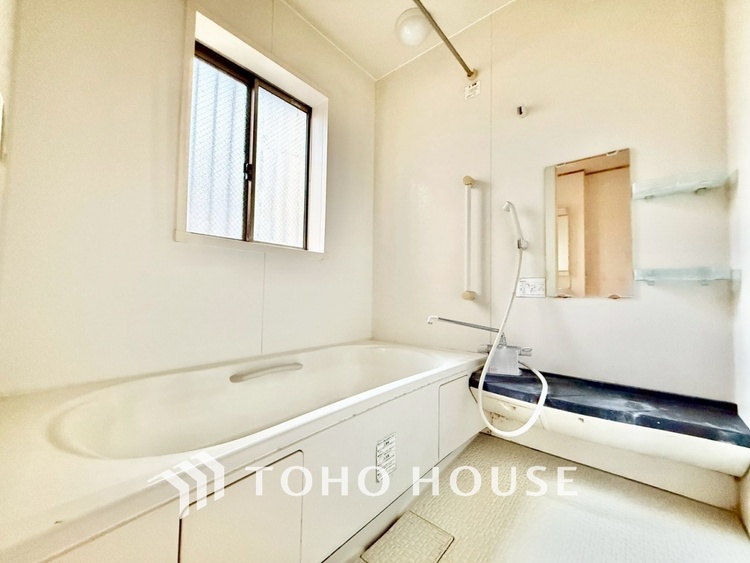 風呂 【Bathroom】奥行きが長く足を延ばしてもラクラクのスペース。体の大きい方でも嬉しいワイドサイズ。また、カビが付きにくく軽くこすれば簡単に落ちるお掃除ラクラク仕様です。