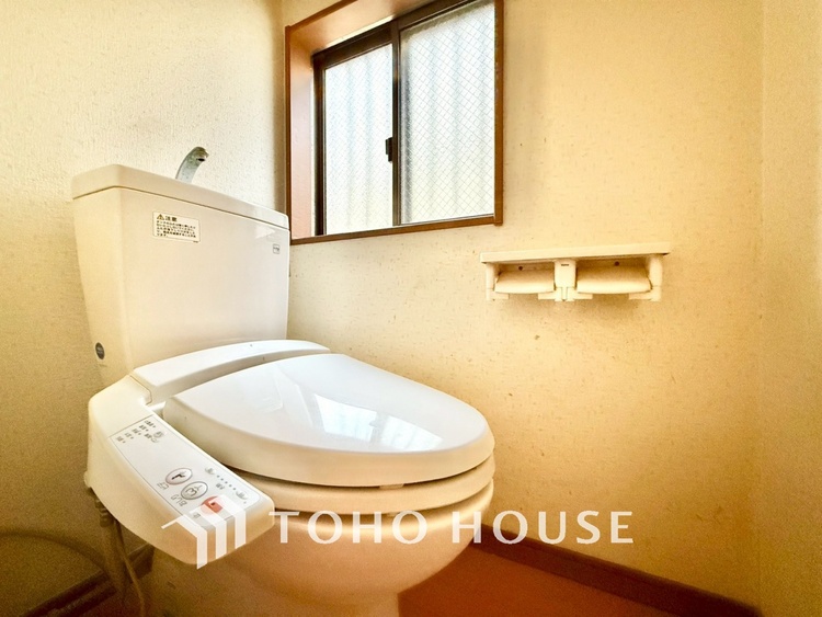 トイレ 【Toilet】トイレも全て新品に交換されており、清々しく新生活を始めることができます。白基調の清潔感のある空間に生まれ変わりました。