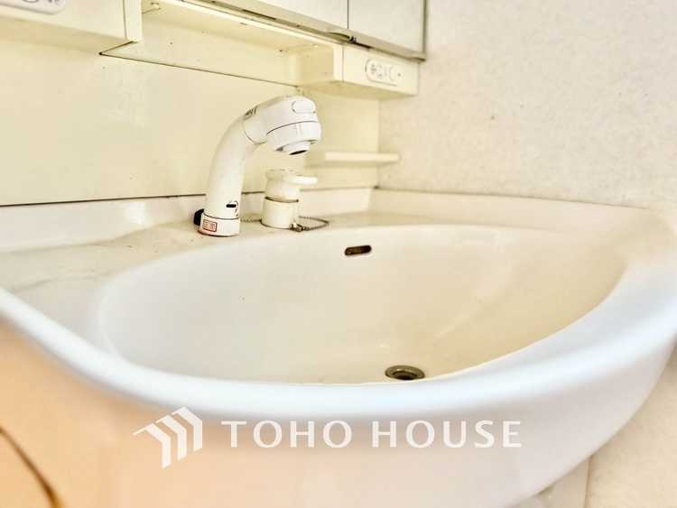 洗面 【Wash basin】十分な大きさの洗面台は収納もさる事ながら、身だしなみチェックや歯磨きなど、朝の慌ただしい時間でもホテルライクなスペースで余裕とゆとりを感じて頂けます。