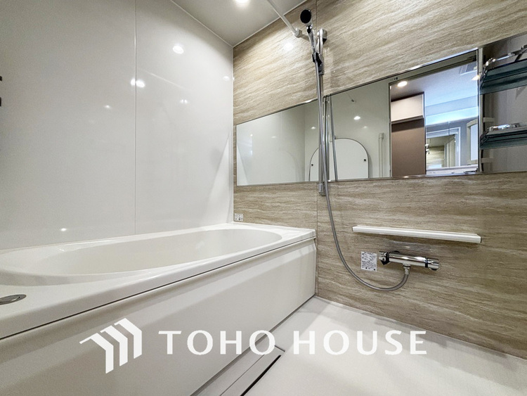 風呂 一日の疲れを癒すバスルームは、心地よいリラックスを叶える清潔感溢れる空間