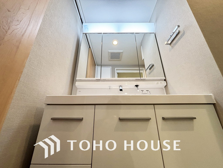 洗面 新規設置の洗面化粧台。収納豊富で使い勝手の良い3面鏡です