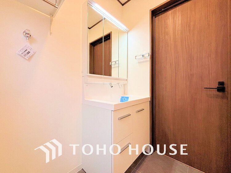 洗面 洗面台には三面鏡を採用。身だしなみを整えやすく収納量も良好です