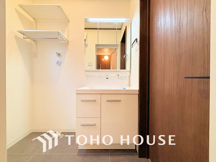 洗面 落ち着きのある色合いでまとめられた洗面室