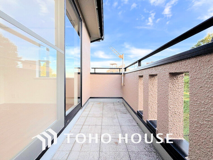 バルコニー 日当たりの良いバルコニーで晴れの日の洗濯物も楽しみになりますね