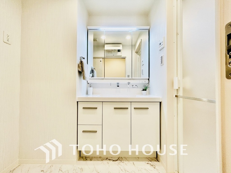 洗面 新規設置の洗面化粧台。収納豊富で使い勝手の良い3面鏡です