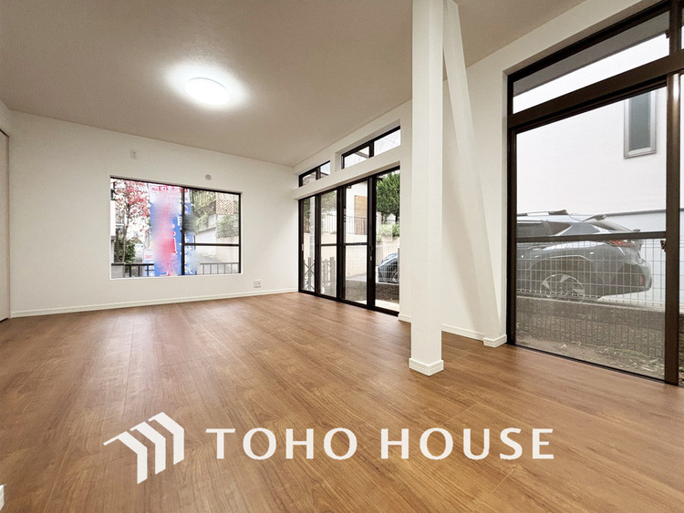 内装 窓が多いリビングルームは採光も十分、家族団らんの空間にピッタリです