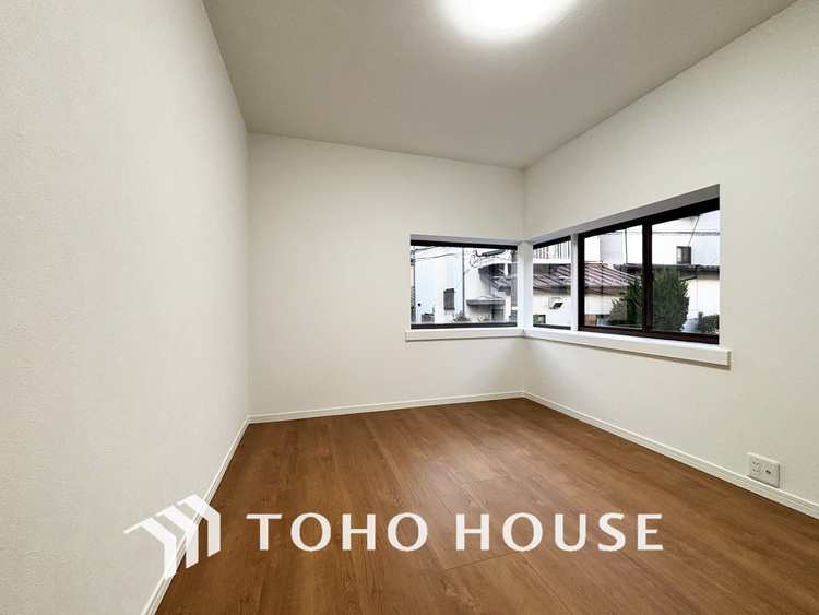 内装 採光もある洋室は、くつろぎのひと時を過ごすのにぴったり