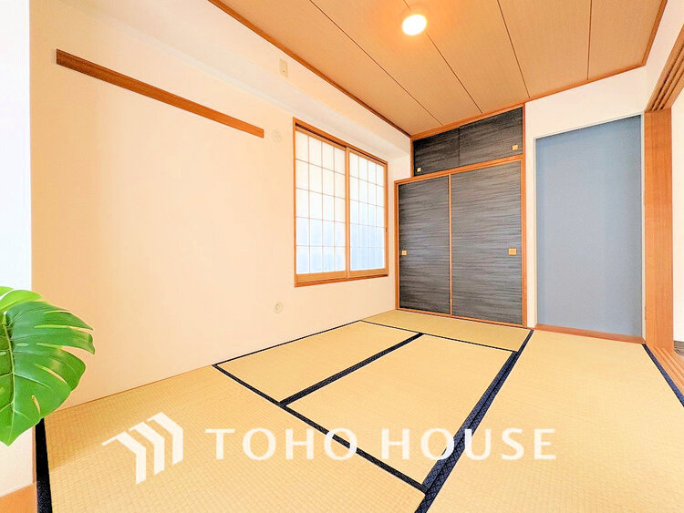 内装 落ち着いた雰囲気の玄関、家族の帰りを暖かく迎えてくれます