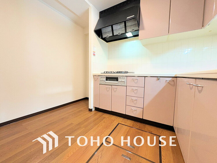 キッチン 落ち着きのあるカラーで統一された清潔感と気品が溢れるキッチン