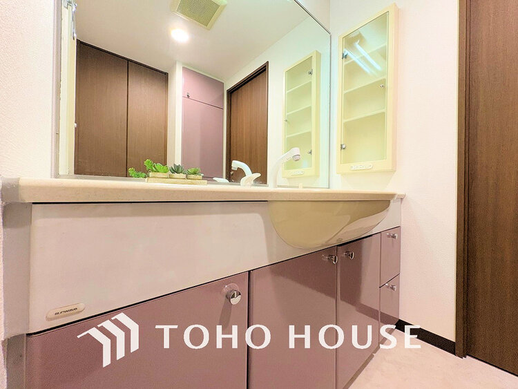 洗面 白を基調とした清潔感のある洗面室で朝の身支度を