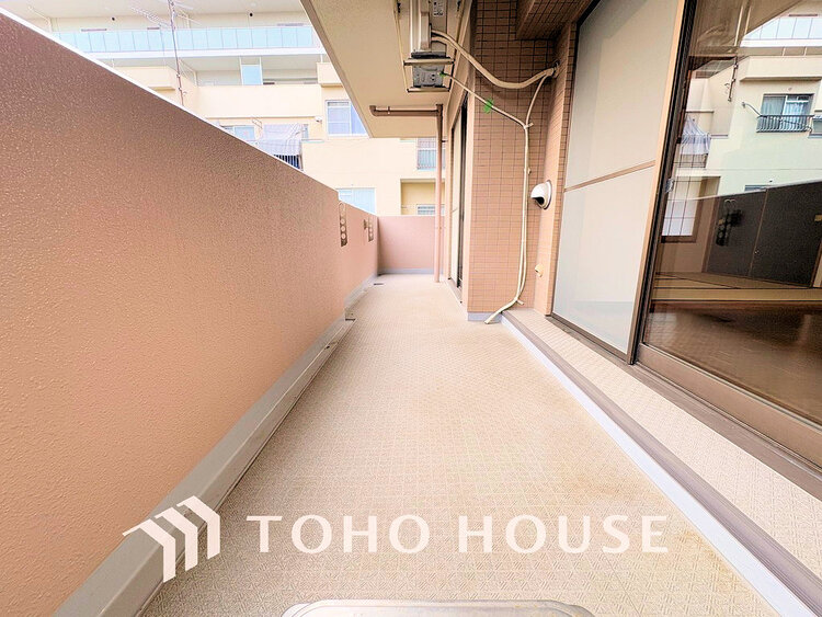 バルコニー 日当たりの良いバルコニーで晴れの日の洗濯物も楽しみになりますね