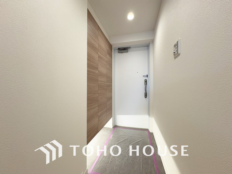 玄関 飾り過ぎないシンプルな内装の玄関