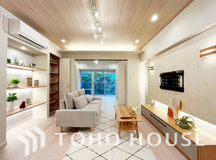 内装 忙しい朝でも、しっかり家族が揃って食事をして頂けるゆとりある大きさのダイニングスペース。