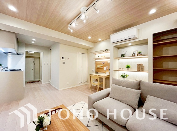 内装 ここはみんなが集い、食事と楽しい会話が始まる場所。話に夢中になりすぎて、ついつい時を忘れ、夜半過ぎになってしまう。そんな束の間の幸せを感じさせてくれます。