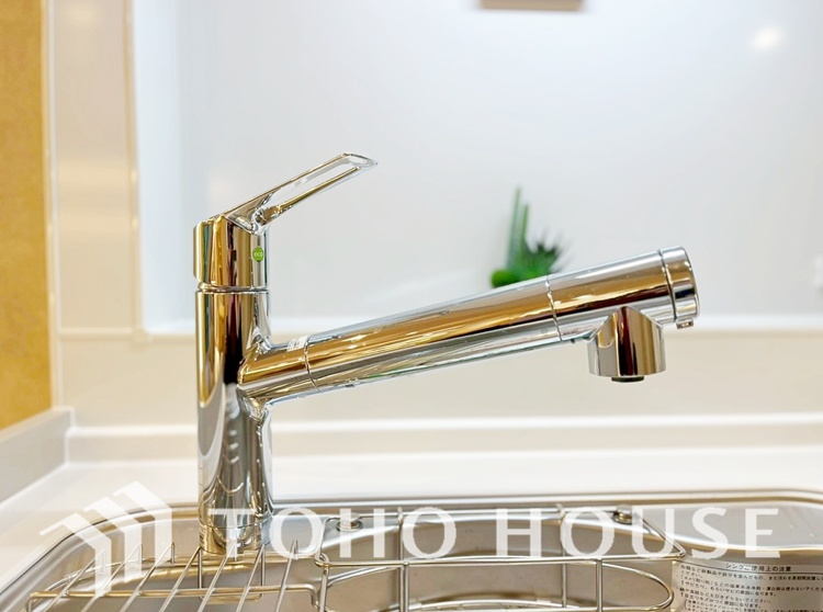 キッチン 広々としたキッチンのシンクは、料理の準備と片付けを楽にし、使いやすさを最大限に引き立てます。